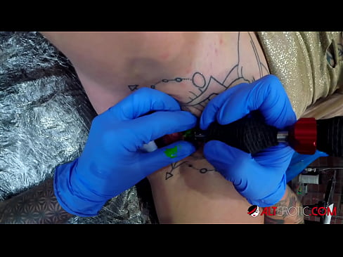❤️ La bomba Sully Savage, molt tatuada, es va tatuar al clítoris ❤️ Porno al porno ca.dreamlandpassionfever.ru